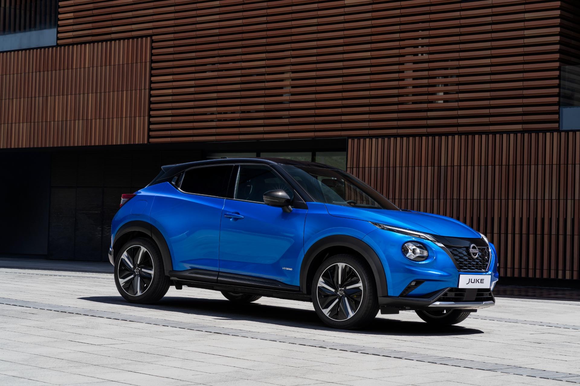 Nissan Juke híbrido en azul, mostrando una vista lateral y las llantas de aleación.