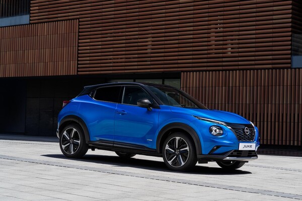 Nissan Juke híbrido en azul, mostrando una vista lateral y las llantas de aleación. Nissan Juke híbrido en azul, mostrando una vista lateral y las llantas de aleación.