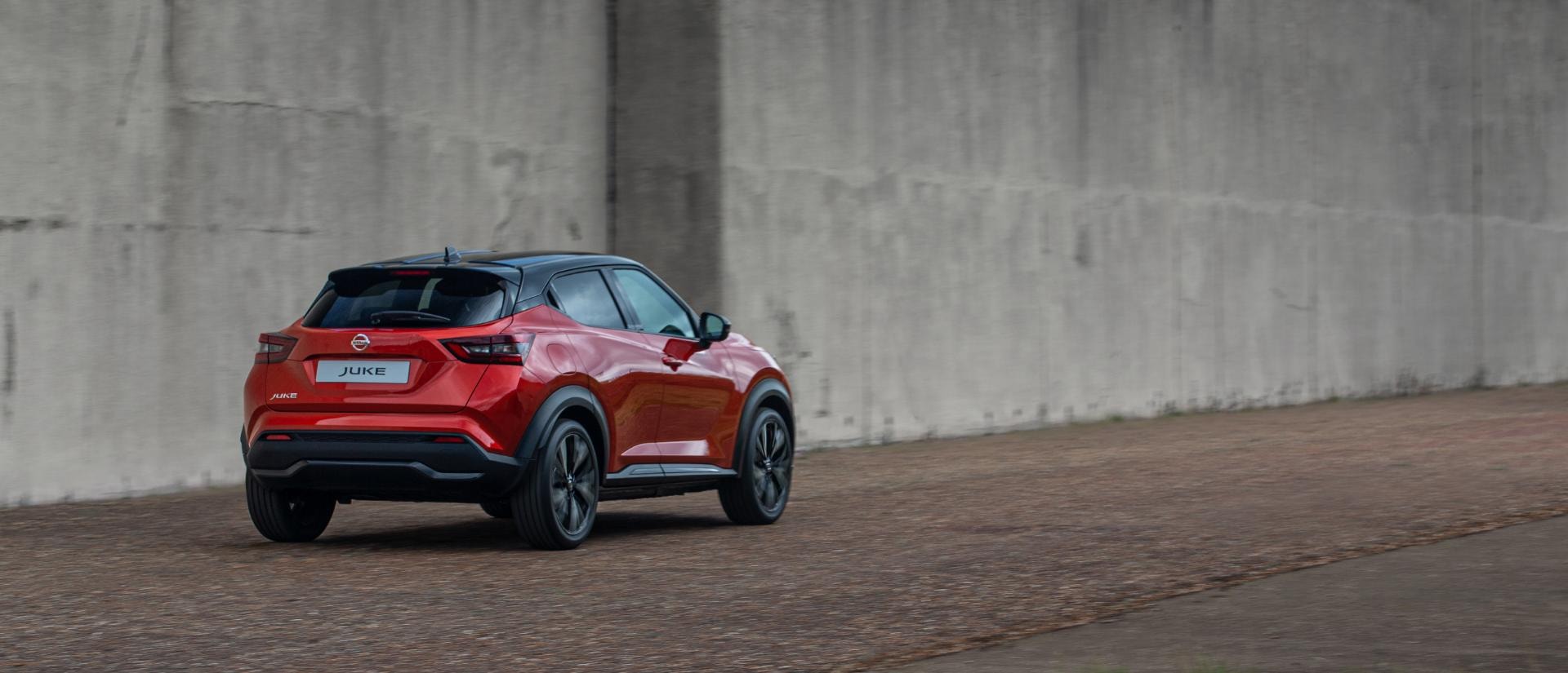 Dinamismo y diseño moderno caracterizan al Nissan Juke híbrido en movimiento.