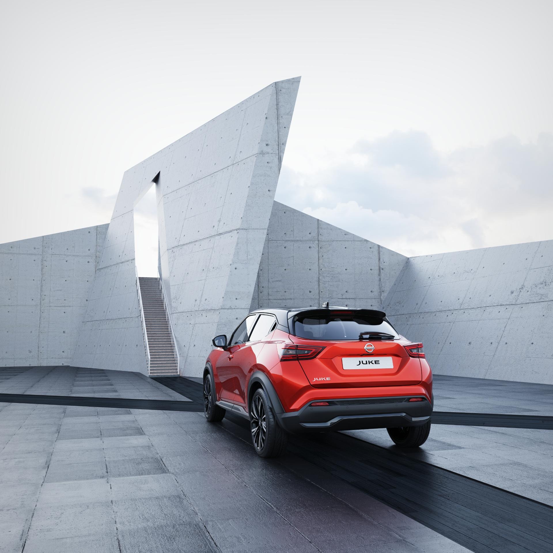 Ángulo trasero lateral del Nissan Juke híbrido enfocado en su diseño único.