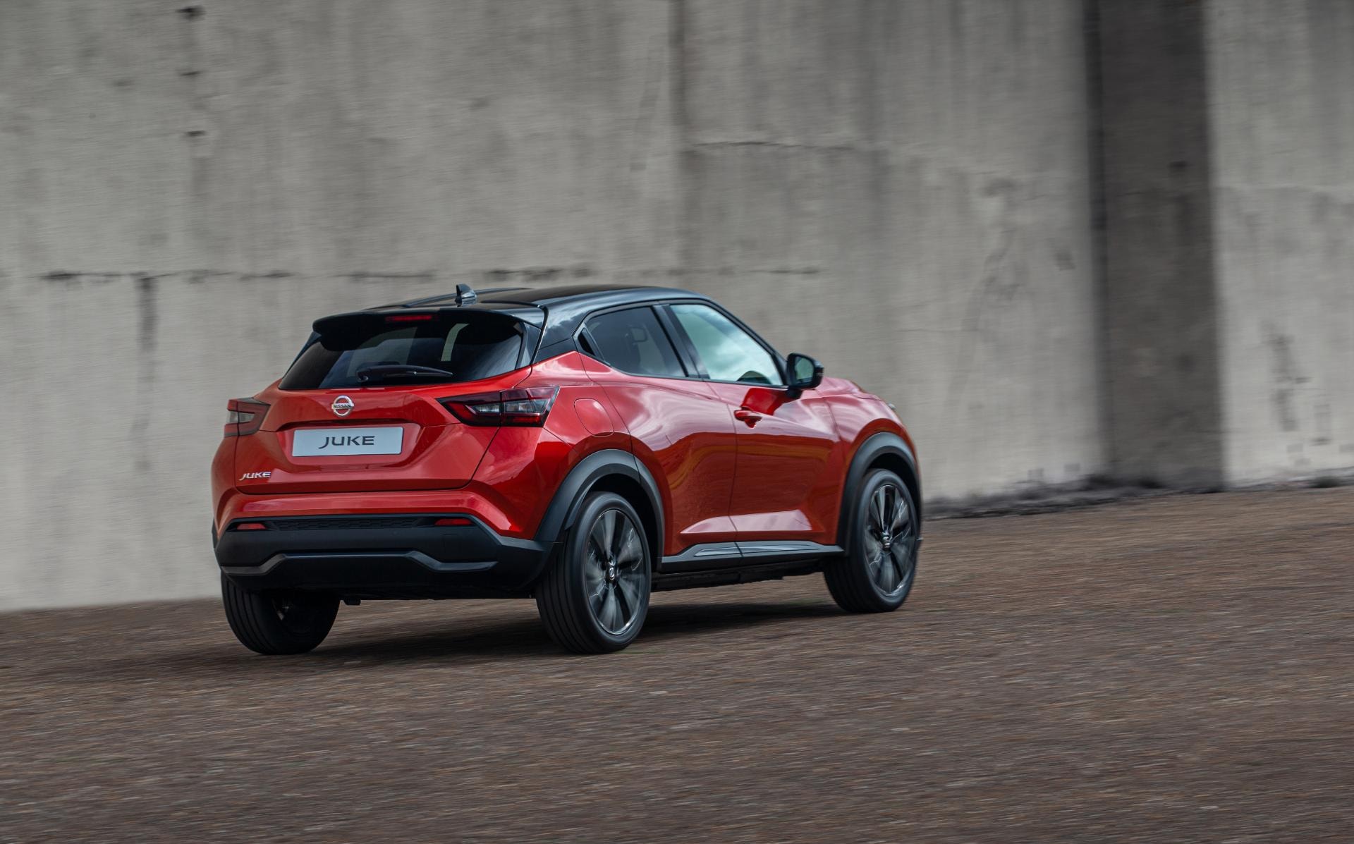 Vista dinámica de la trasera del Nissan Juke híbrido, mostrando el diseño de su spoiler.
