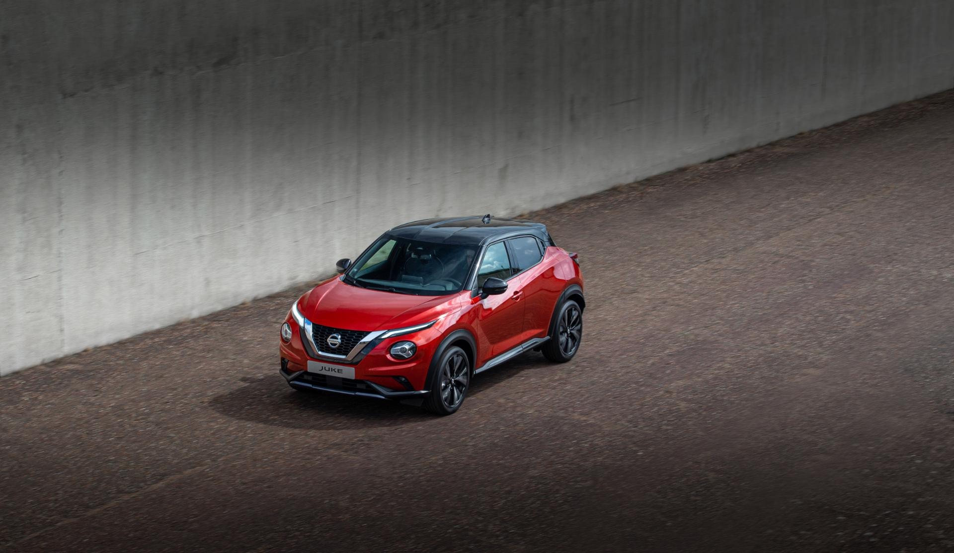 Imagen aérea del Nissan Juke híbrido, mostrando techo y diseño compacto.