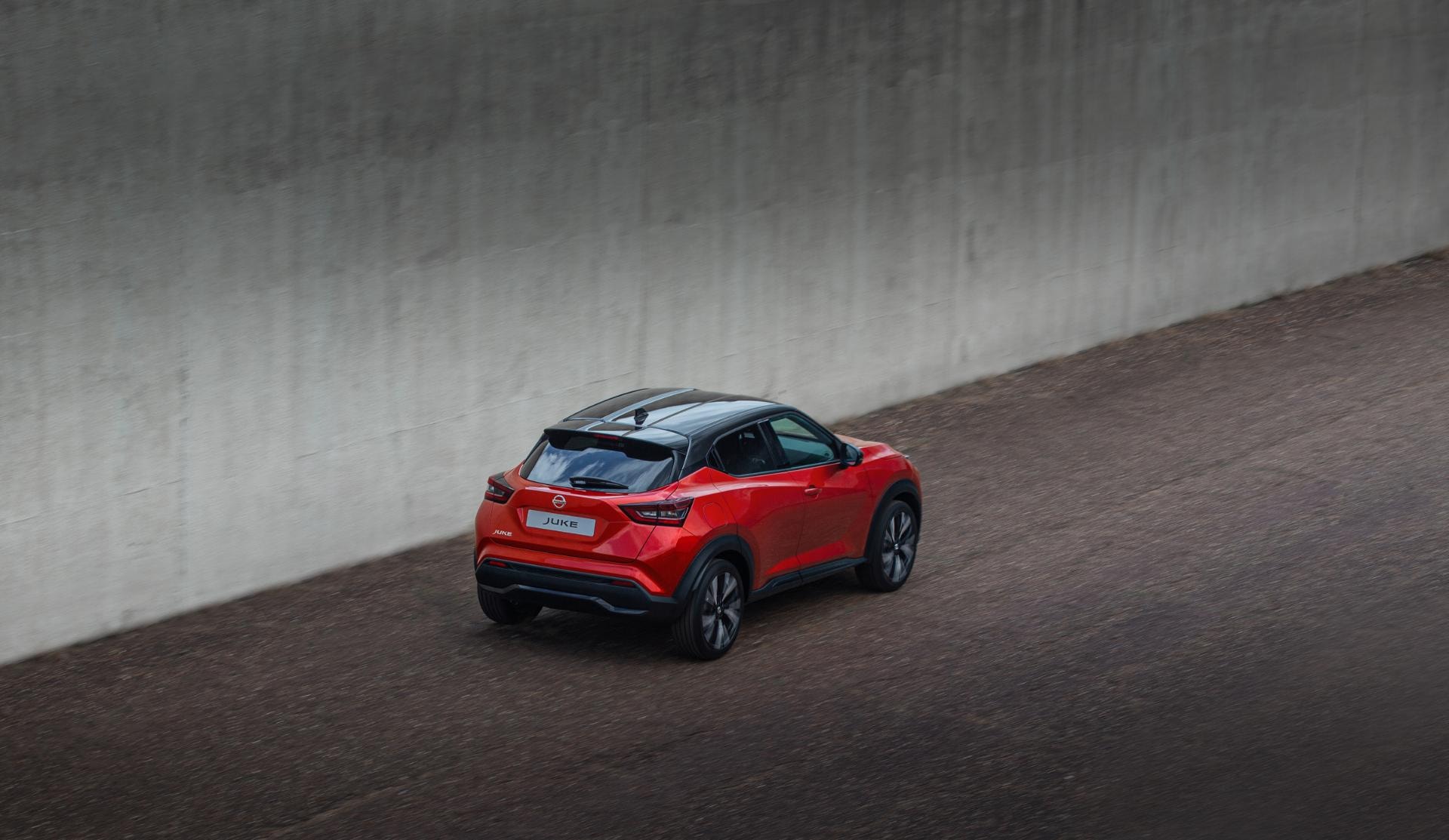 Vista aérea trasera del vehículo mostrando el diseño de techo y carrocería.