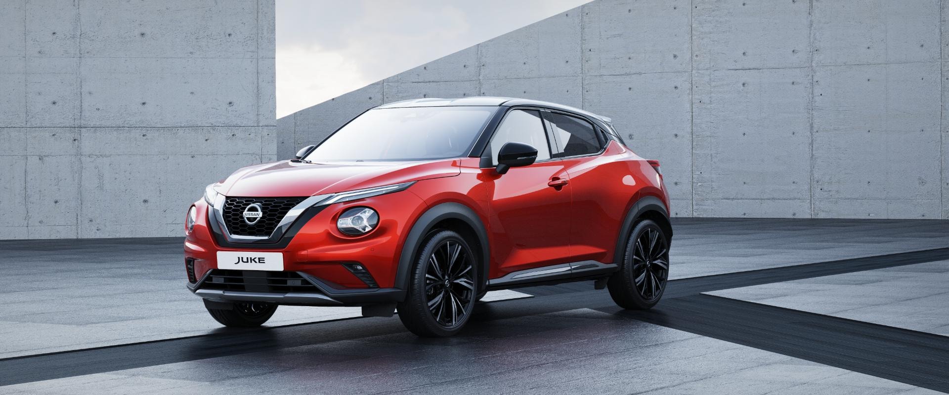 Imagen frontal del Nissan Juke híbrido, con un enfoque en su parrilla distintiva.