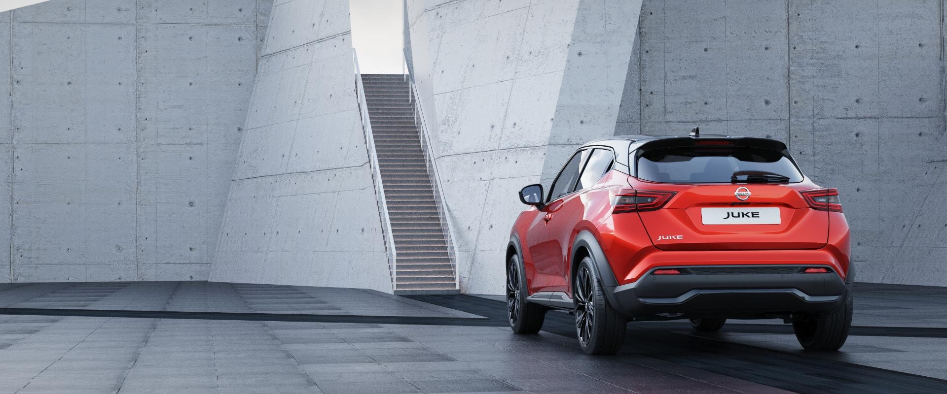 Imagen trasera del Nissan Juke híbrido resaltando sus líneas deportivas.