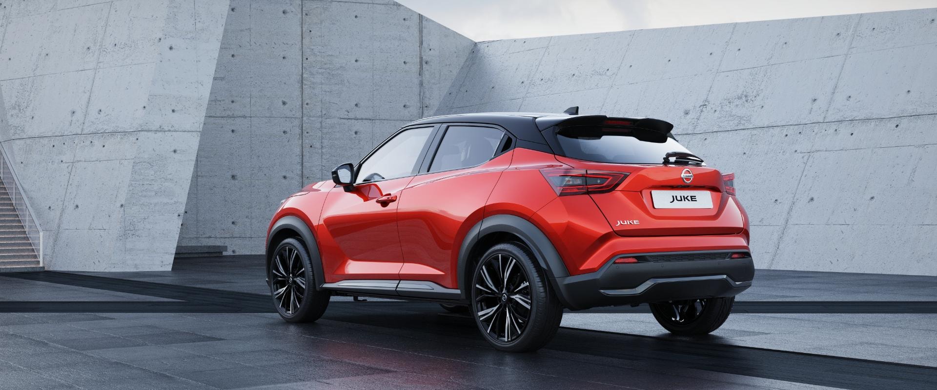 Imagen trasera del Nissan Juke híbrido, resaltando sus líneas modernas.