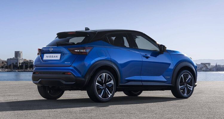 Vista trasera lateral del Nissan Juke híbrido, destacando su diseño dinámico. Vista trasera lateral del Nissan Juke híbrido, destacando su diseño dinámico.