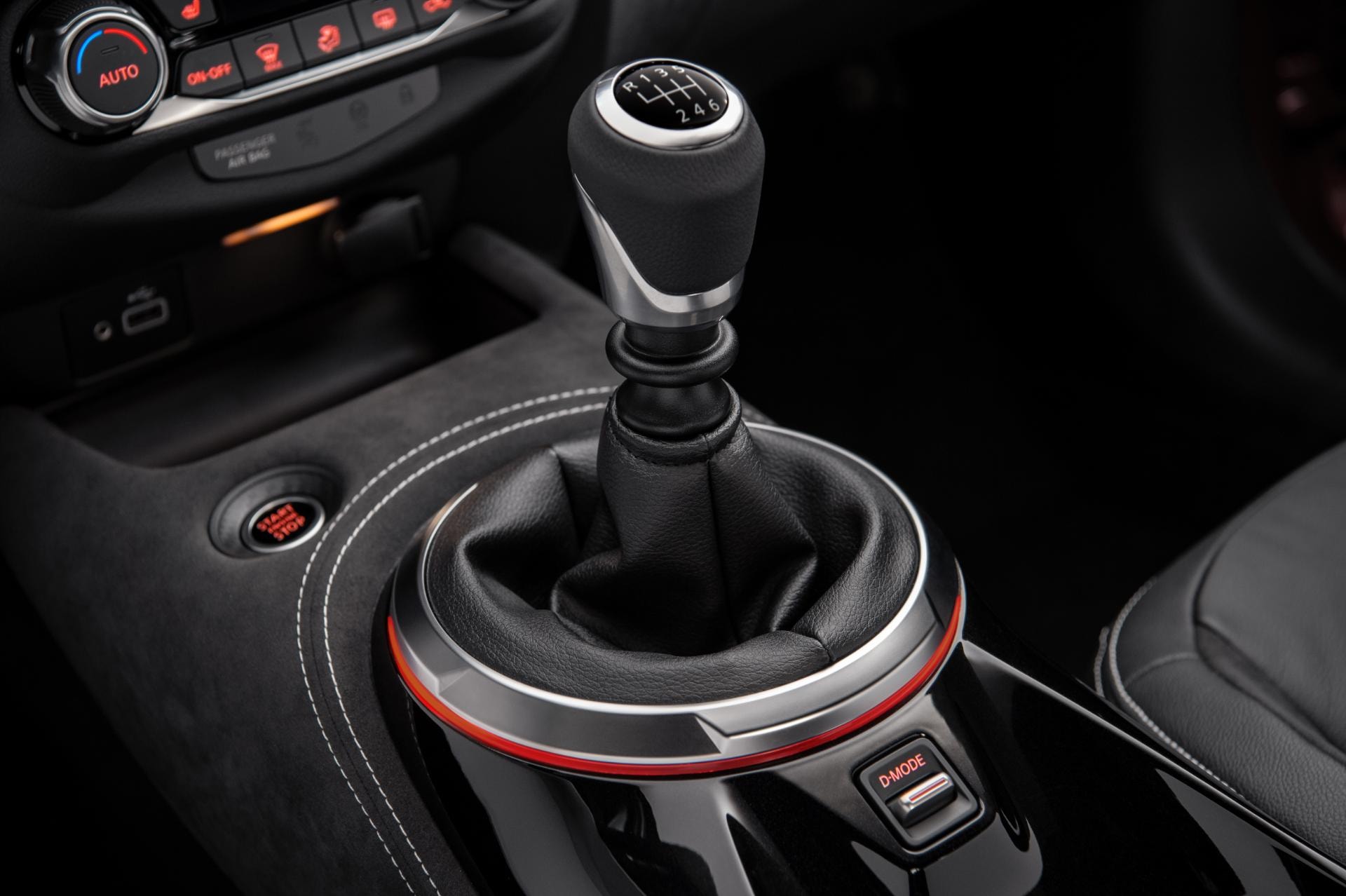 Imagen de la palanca de cambios manual del Nissan Juke híbrido.