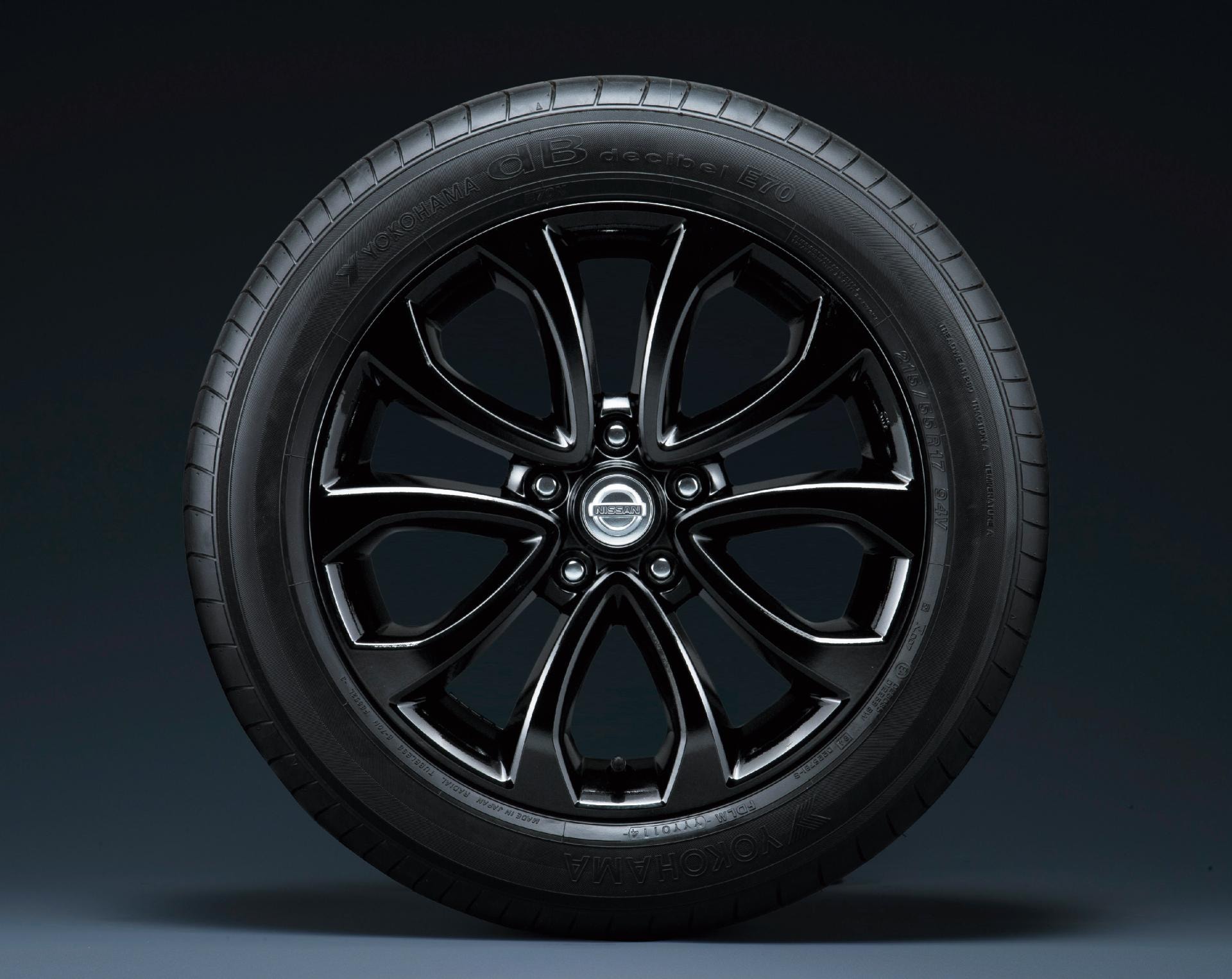 Primer plano de la llanta de aleación del Nissan Juke híbrido.