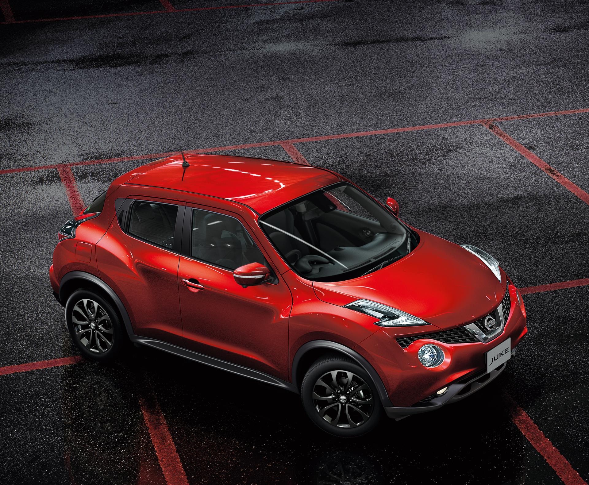 Perspectiva superior lateral destacando su diseño y acabado en rojo.