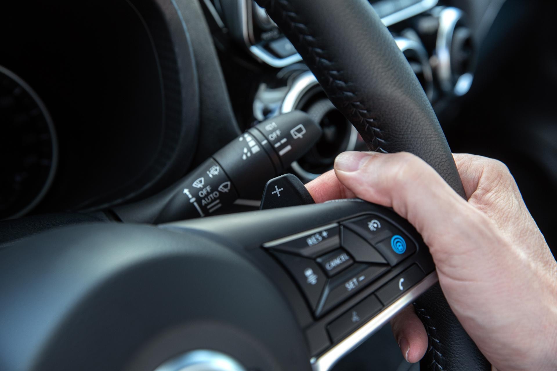 Comandos montados en el volante del Nissan Juke híbrido para una conducción intuitiva.