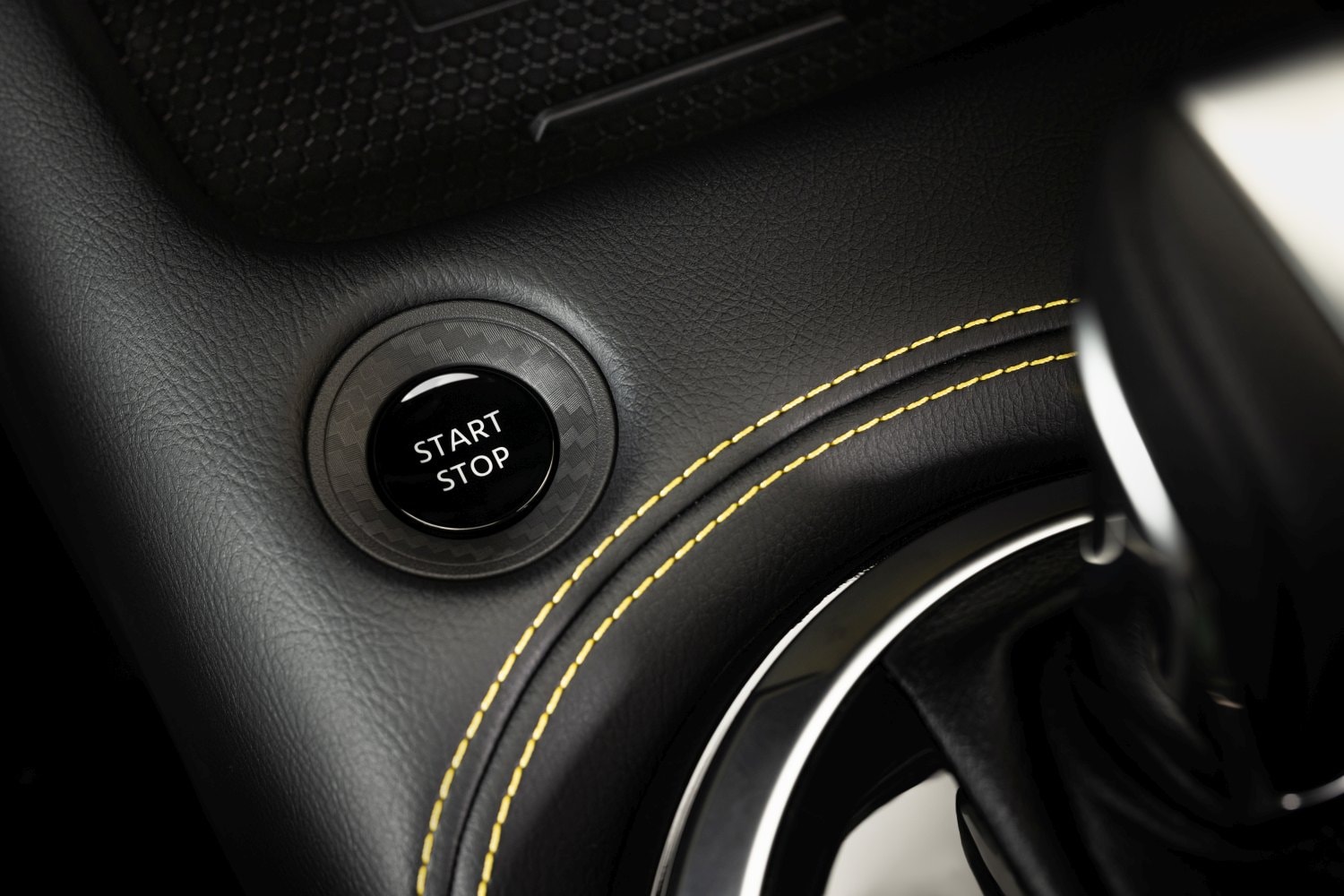 Botón de arranque/parada con detalles en contraste.