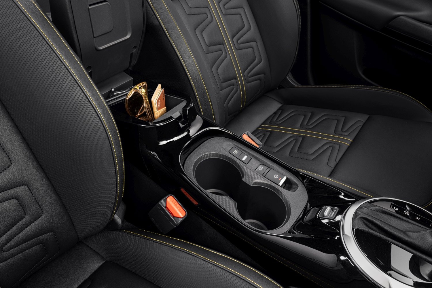 Detalle de la consola central del Nissan Juke con cambio de marchas y portavasos.