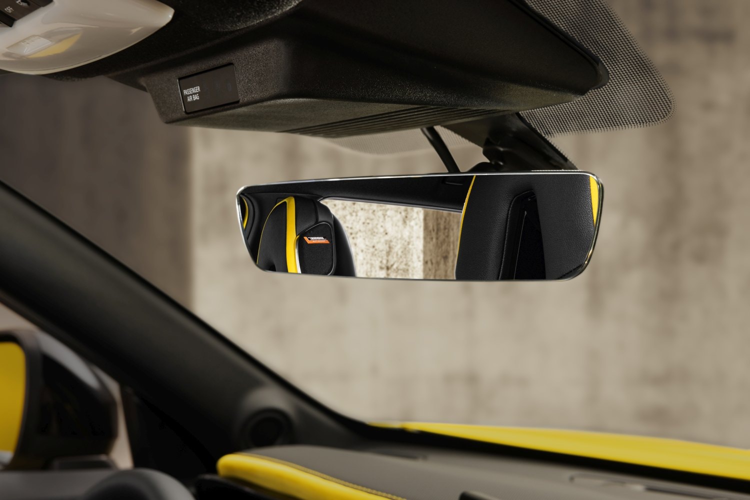 Visión del espejo retrovisor con bordes acentuados en color.