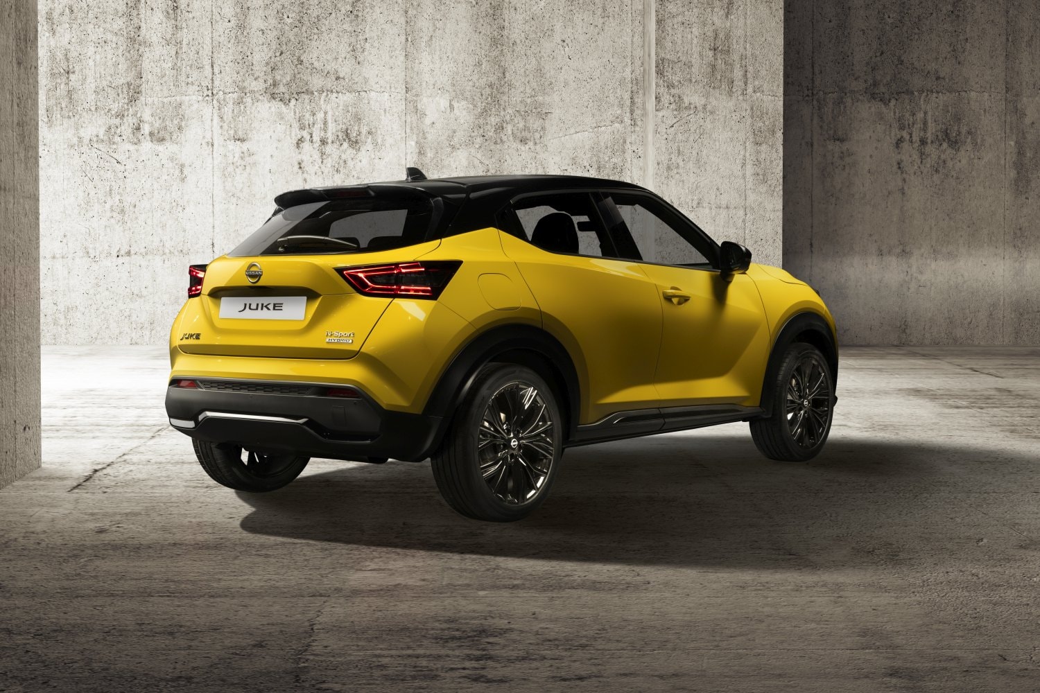 Silueta dinámica del Nissan Juke con enfoque en el diseño trasero.