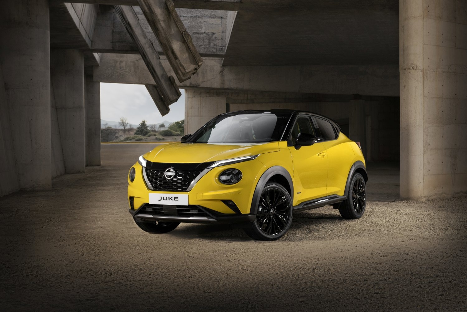 Ángulo delantero del Nissan Juke destacando su diseño compacto y robusto.