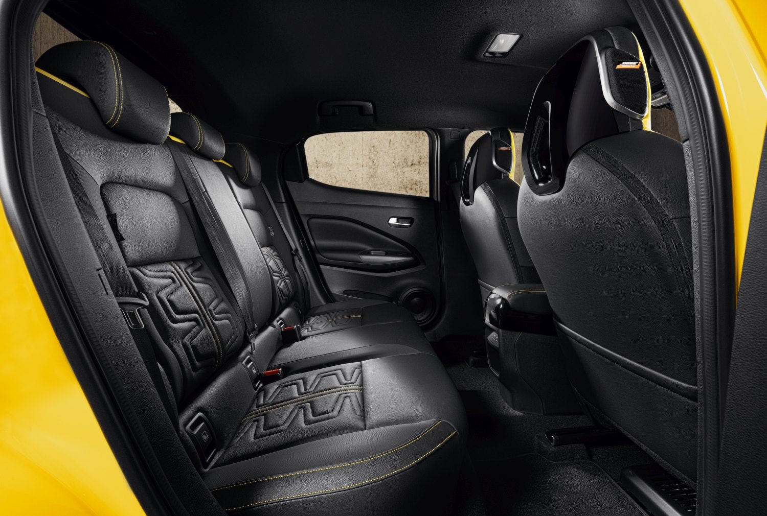 Asientos traseros del Nissan Juke con diseño deportivo y buen acabado.