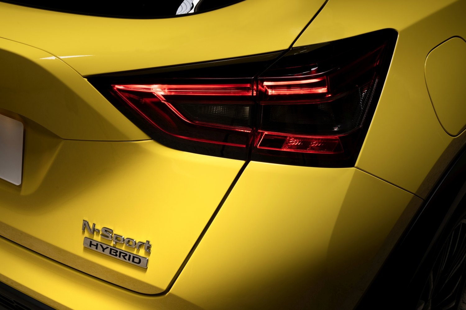 Enfoque en el grupo óptico trasero del Nissan Juke, mostrando la firma lumínica.