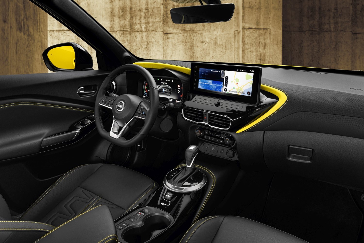 Vista del salpicadero y volante con acabados Premium.