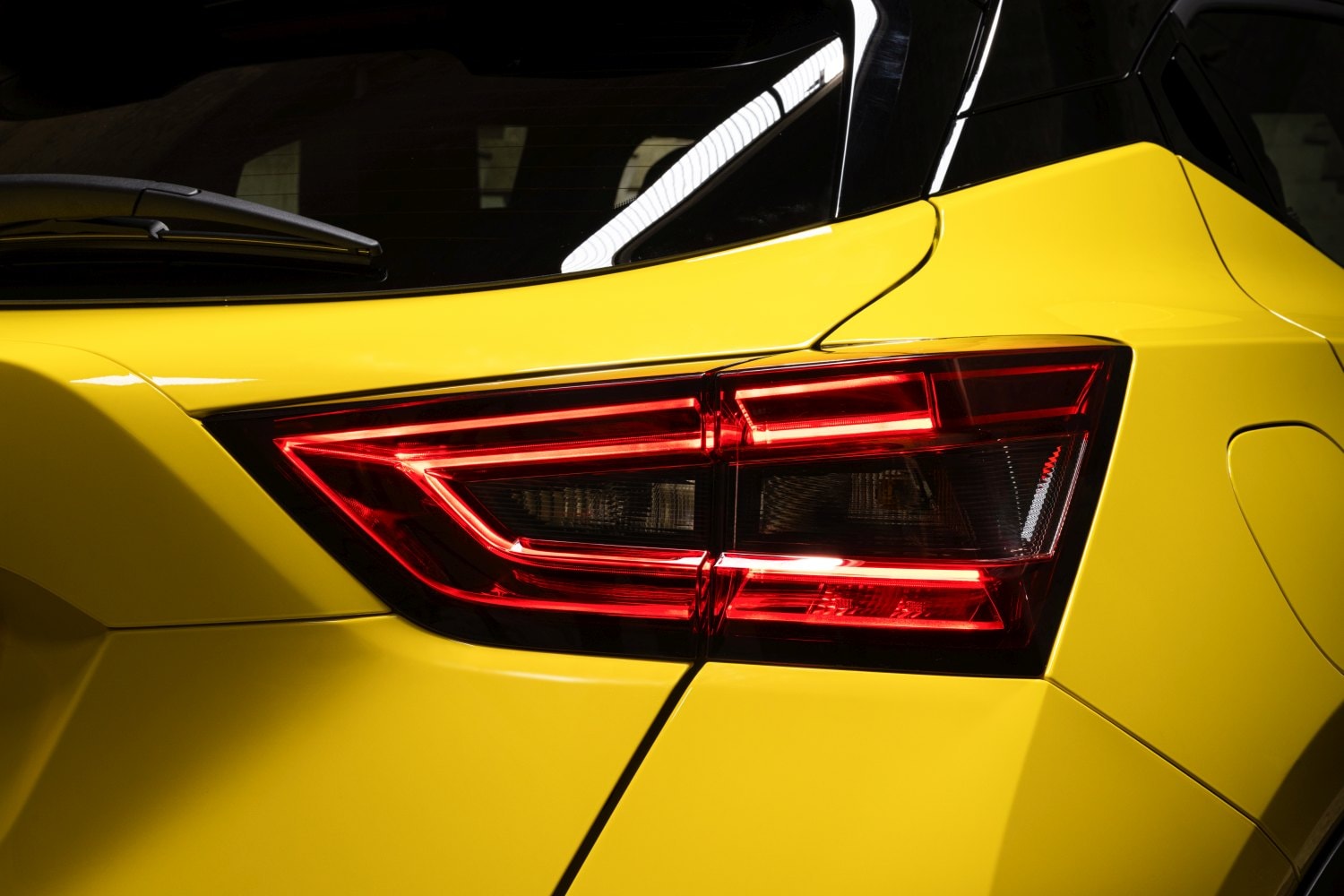 Vista trasera del Nissan Juke, destacando la amplitud y diseño de sus ópticas.