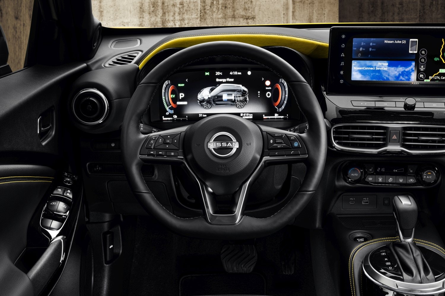 Cockpit del Nissan Juke con volante multifuncional y panel de instrumentos digital.