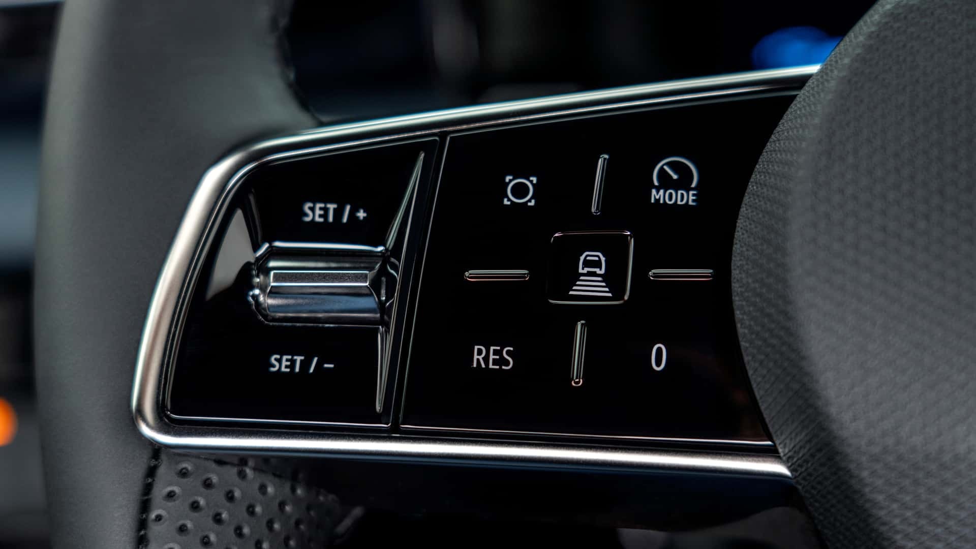 Vista trasera del Nissan Micra eléctrico con iluminación LED.