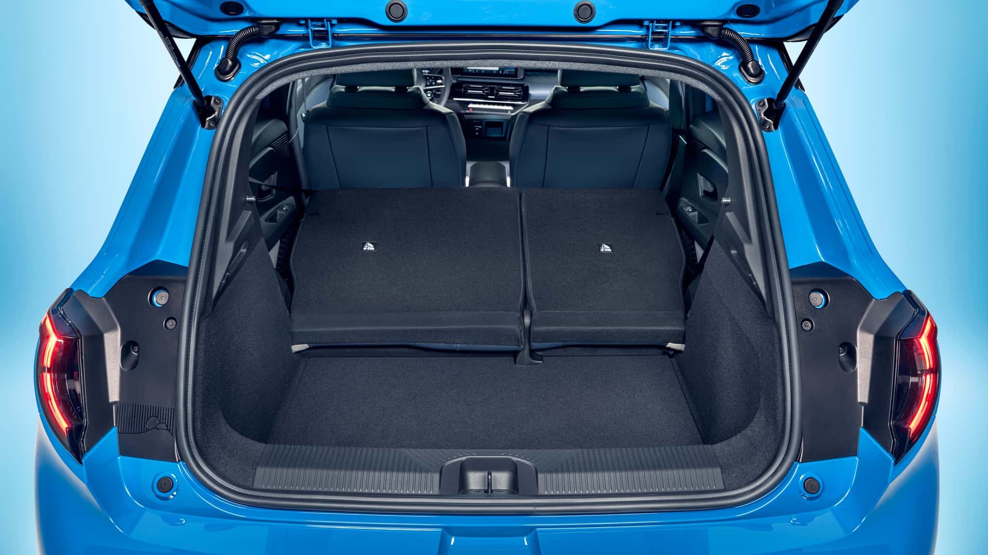 Asientos delanteros del Nissan Micra eléctrico, diseñados para comodidad y estilo.