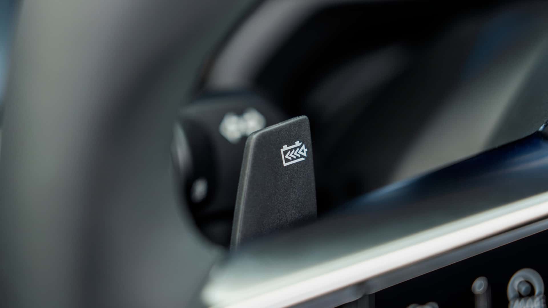 Detalle del faro del Nissan Micra eléctrico, enfatizando su estilo moderno