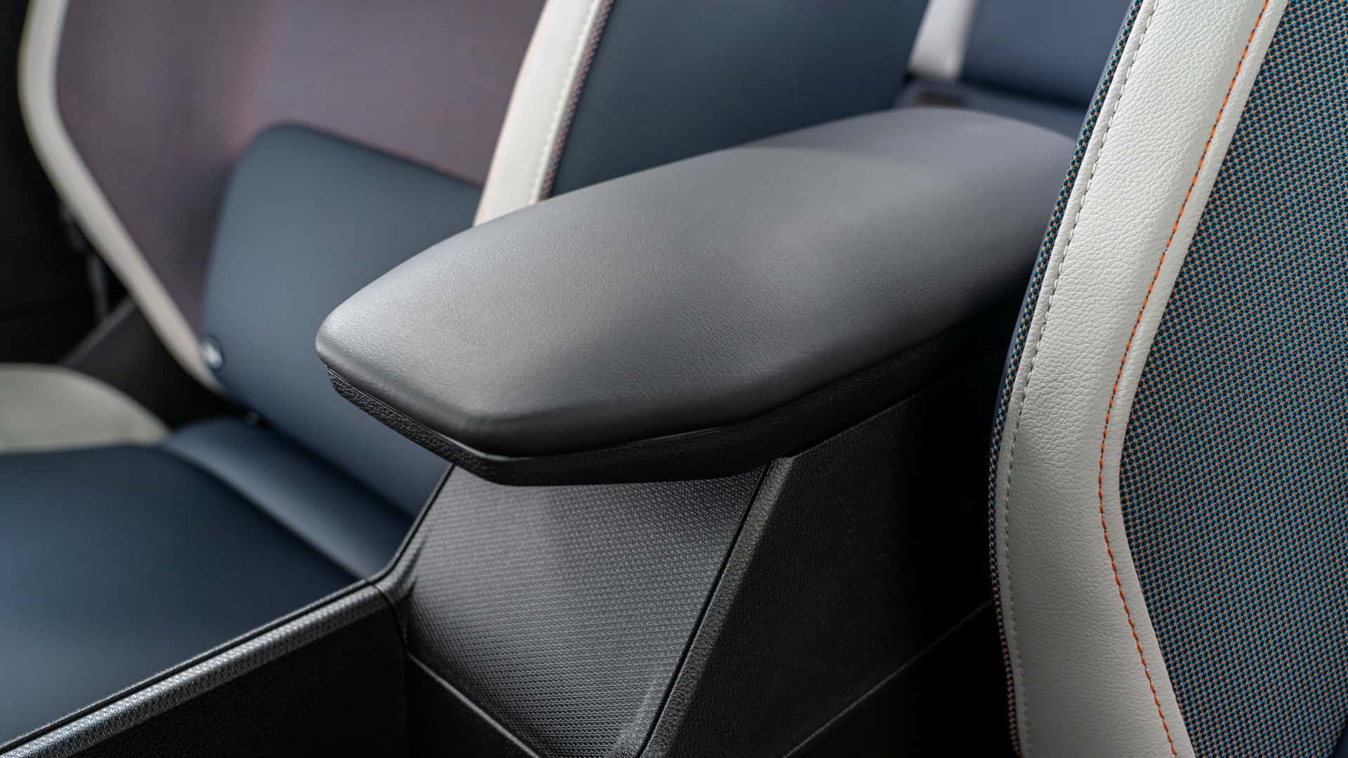 Control de freno del Nissan Micra eléctrico, muestra su enfoque en la ergonomía