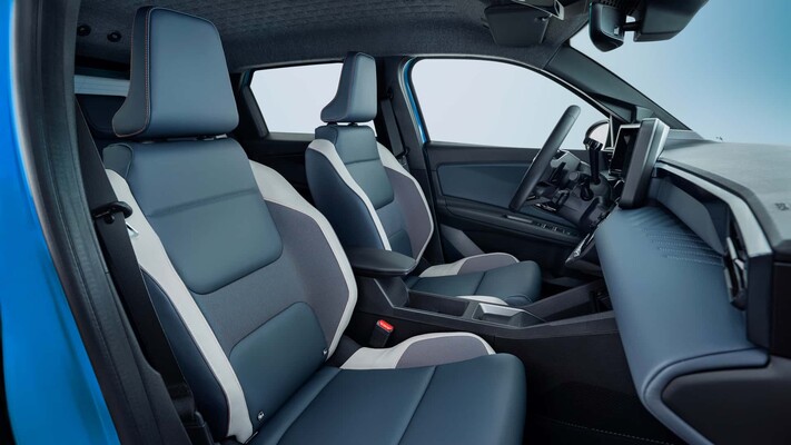 Vista del interior, resaltando la tecnología y el diseño ergonómico del Nissan Micra eléctrico. Vista del interior, resaltando la tecnología y el diseño ergonómico del Nissan Micra eléctrico.