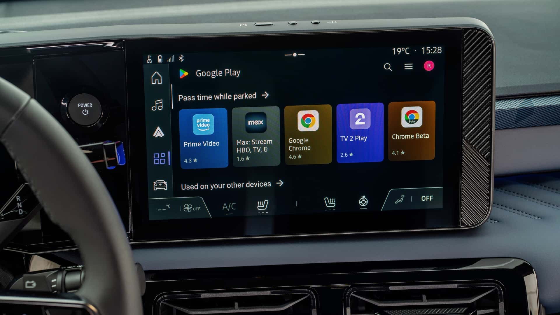 Interior del Nissan Micra eléctrico, con un diseño elegante y moderno.