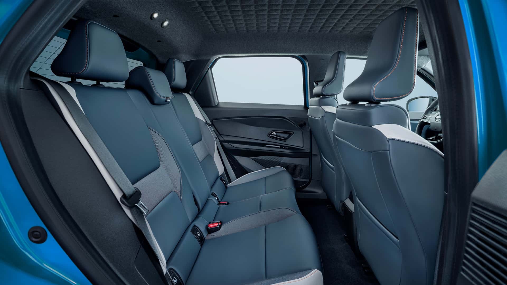 Pantalla multimedia del Nissan Micra eléctrico, con múltiples aplicaciones y navegación.