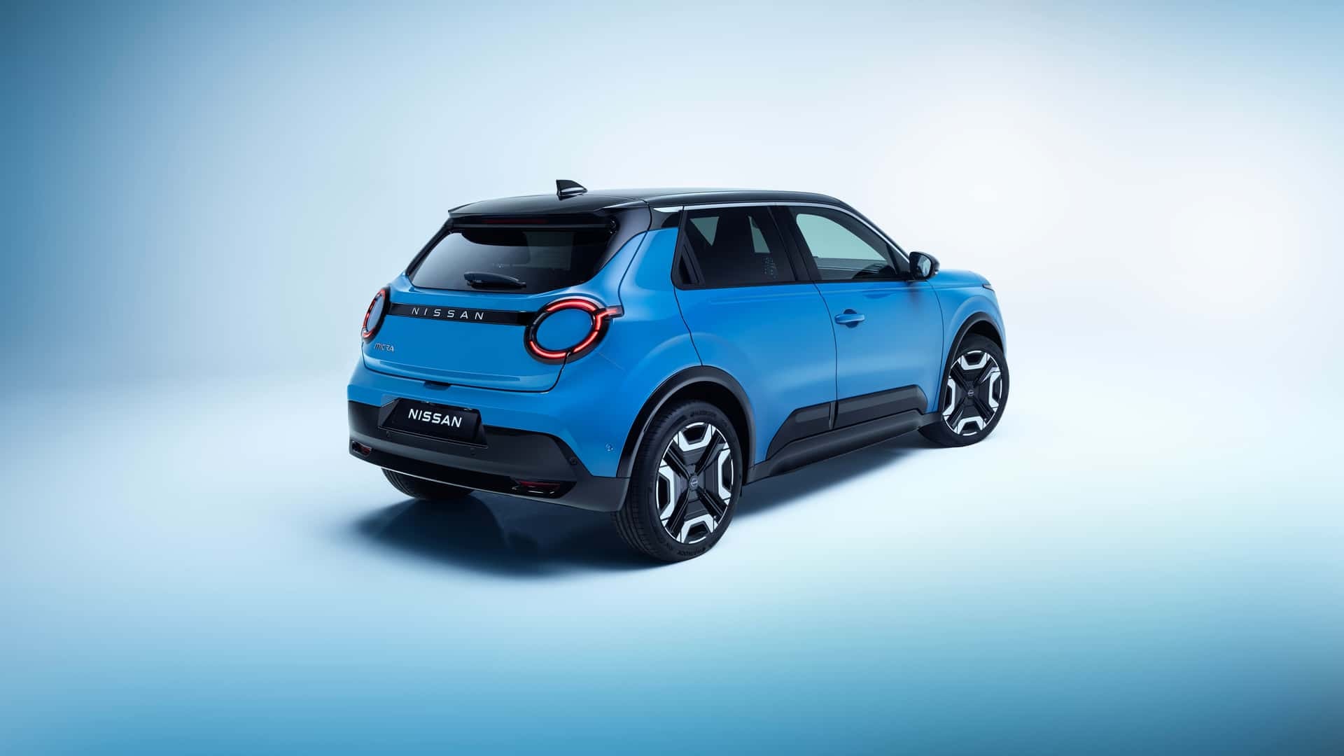 Vista trasera y lateral del Nissan Micra eléctrico en un atractivo color azul.