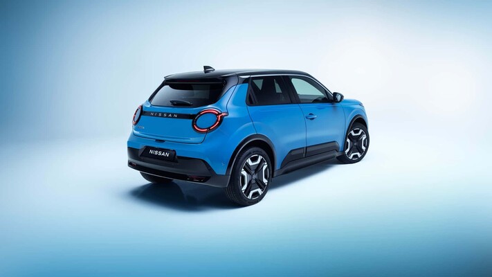 Vista trasera y lateral del Nissan Micra eléctrico en un atractivo color azul. Vista trasera y lateral del Nissan Micra eléctrico en un atractivo color azul.