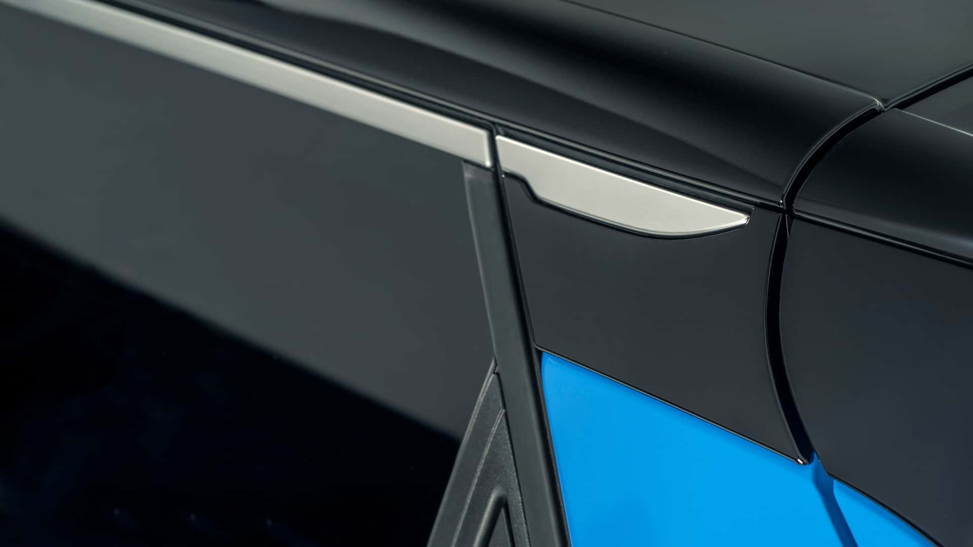 Traseo del Nissan Micra eléctrico frente a una arquitectura contemporánea