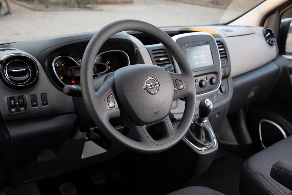 Cabina del NV300 con volante y panel de instrumentos enfocado al conductor.