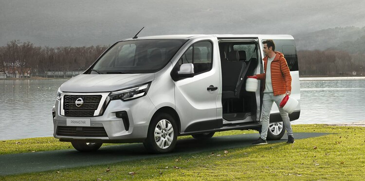 Nissan Primastar con la puerta lateral abierta, práctica para carga y descarga