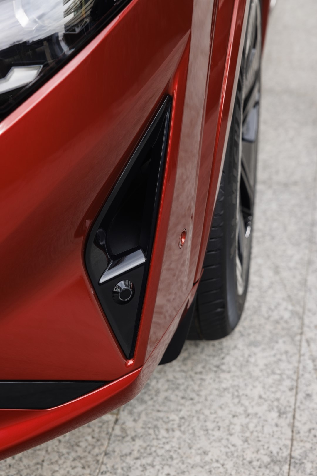 Tablero de instrumentos del Nissan Qashqai híbrido, mostrando detalles tecnológicos y la pantalla central.