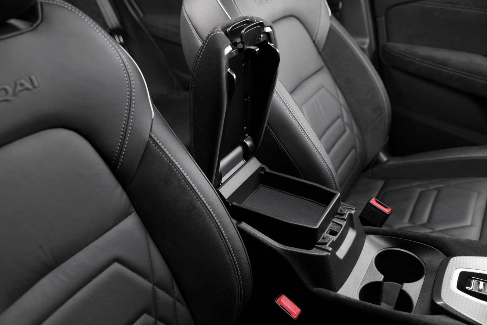 Nissan Qashqai híbrido en un camino rural, mostrando su robustez.