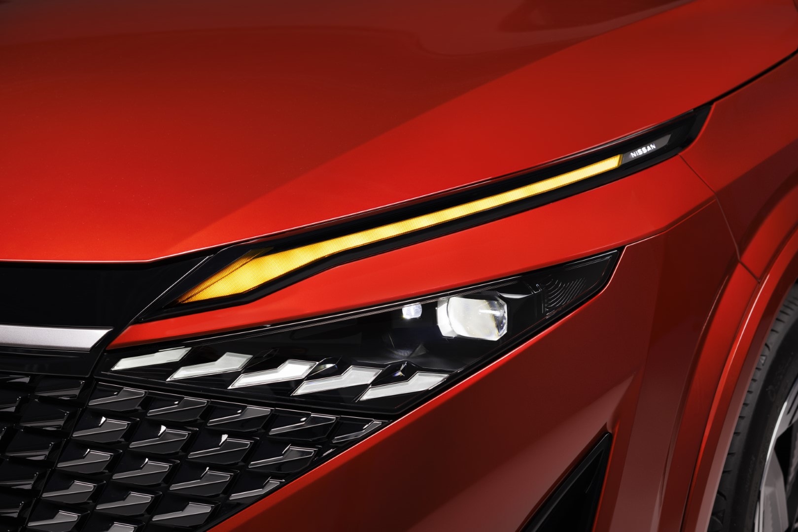 Primer plano de la toma de aire lateral, resaltando el diseño deportivo del coche.