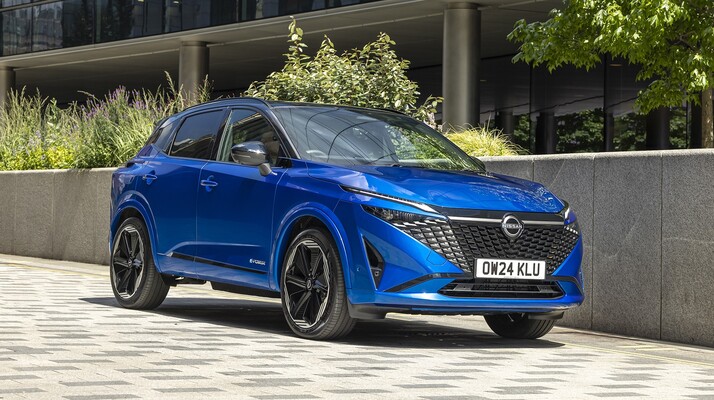 Vista delantera y lateral del Nissan Qashqai híbrido, resaltando su diseño vanguardista. Vista delantera y lateral del Nissan Qashqai híbrido, resaltando su diseño vanguardista.