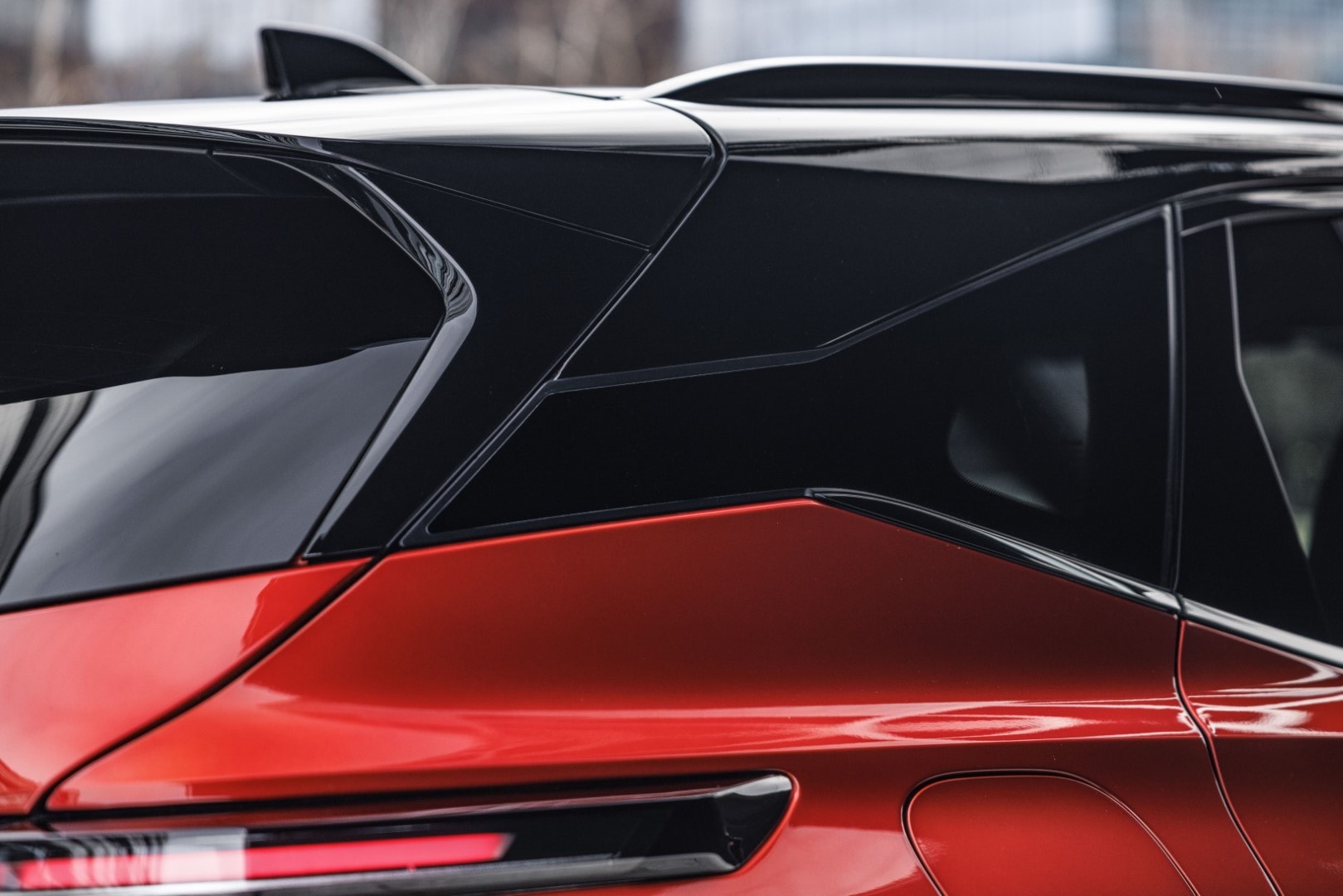 Vista frontal del Nissan Qashqai híbrido, mostrando su parrilla distintiva.