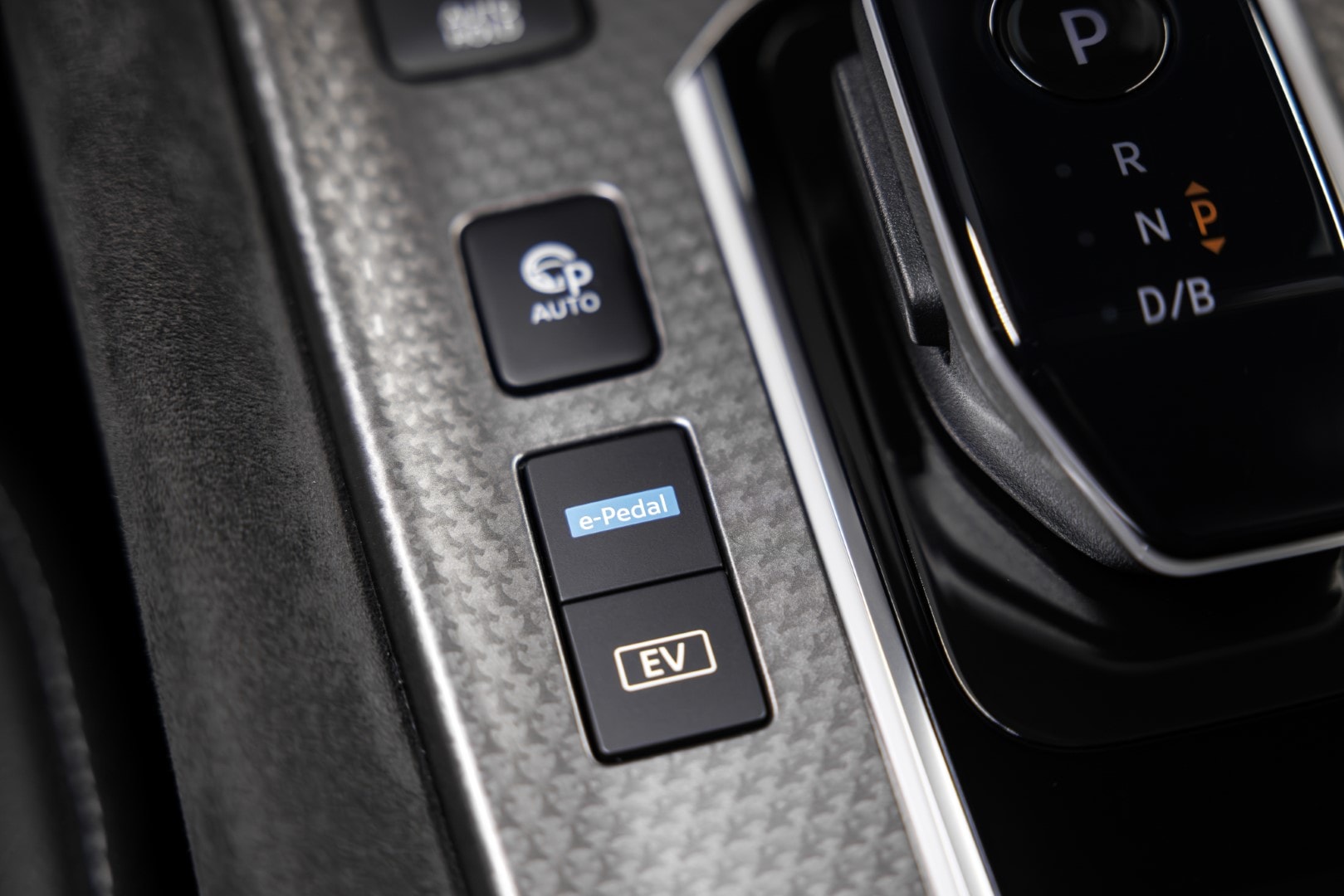 Pantalla central del Nissan Qashqai híbrido, muestra funciones avanzadas de infoentretenimiento.