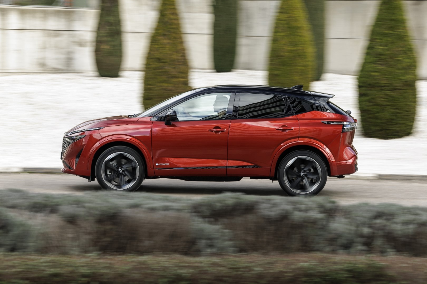 Interior trasero del Qashqai, mostrando los cómodos asientos y el amplio espacio.