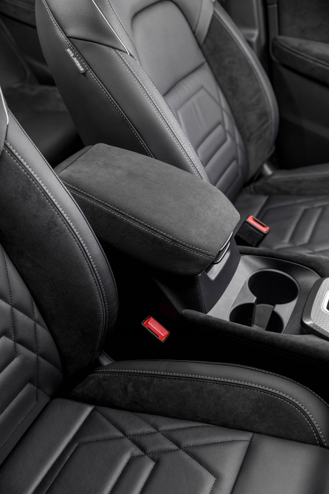 Vista trasera del Nissan Qashqai híbrido, resaltando su diseño moderno.