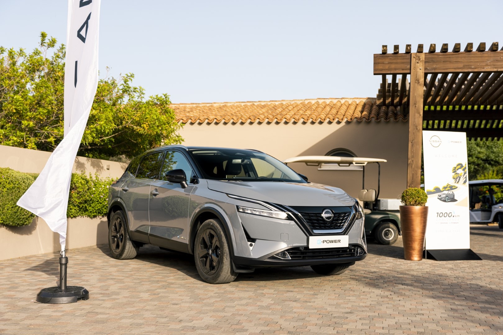 El nuevo Nissan Qashqai híbrido en acción en un circuito, mostrando su deportividad.
