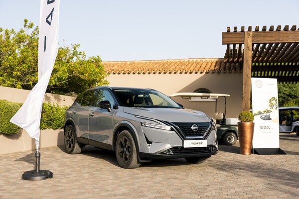 El nuevo Nissan Qashqai híbrido en acción en un circuito, mostrando su deportividad. El nuevo Nissan Qashqai híbrido en acción en un circuito, mostrando su deportividad.