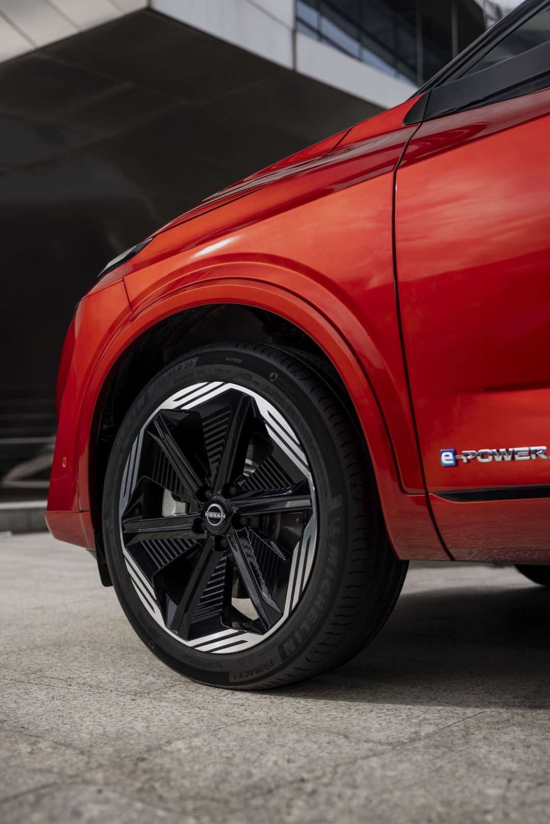 Presentación del Nissan Qashqai híbrido en un evento, con enfoque en su diseño atractivo.