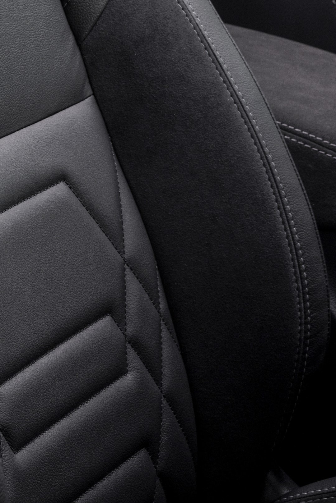 Primer plano de la llanta del Nissan Qashqai híbrido, destacando su diseño y detalles.