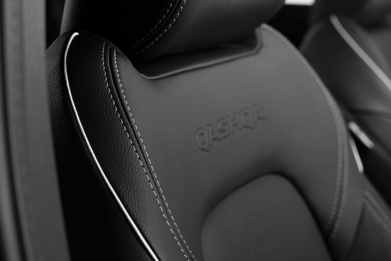 Detalles del tablero del Nissan Qashqai híbrido, combinación de elegancia y tecnología.